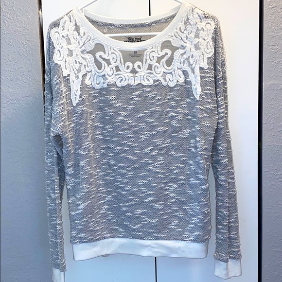 Light sweater, with mesh design at top. - Picture 1 of 6